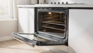 Ani ocet, ani soda: chemik z UJ wyjaśnia, czym naprawdę czyścić piekarnik